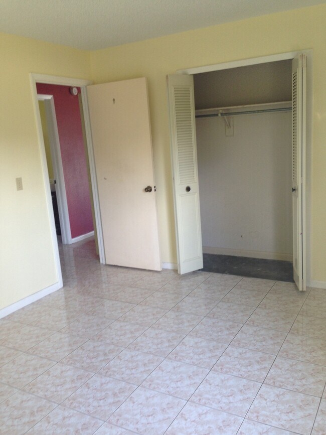 Building Photo - 394 Champlain Dr
