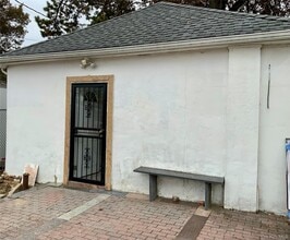 Building Photo - 76 Garden City Ave