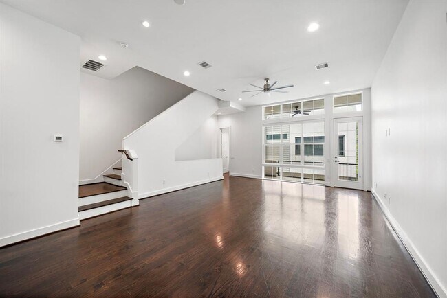 Building Photo - 608 Middle St