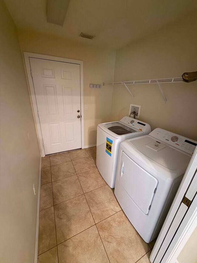 Building Photo - Your Dream Home Awaits in Port Charlotte!