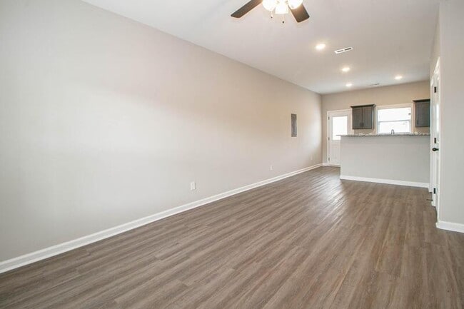 Building Photo - 1115-F5 Hillwood Dr