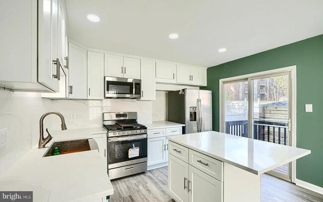 Building Photo - 4 Maya Way