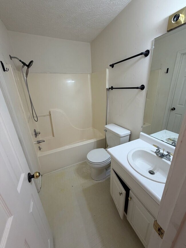 Building Photo - 2 story 3 bed/ 2.5 bath home