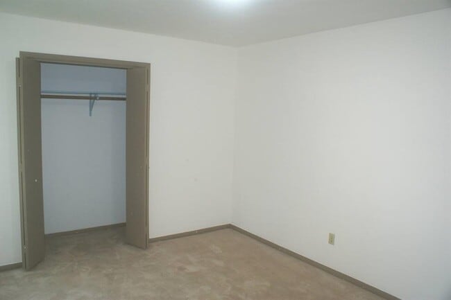 Building Photo - 3223 Knoll Manor Dr