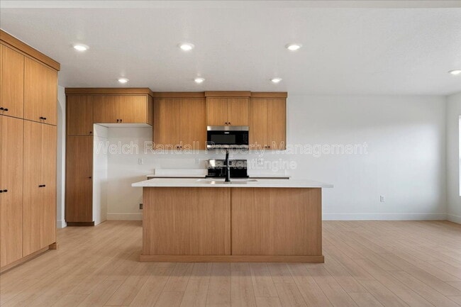 Building Photo - 837 E 3rd N