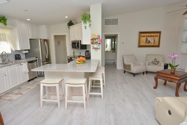 Building Photo - 1020 SW Balmoral Trce