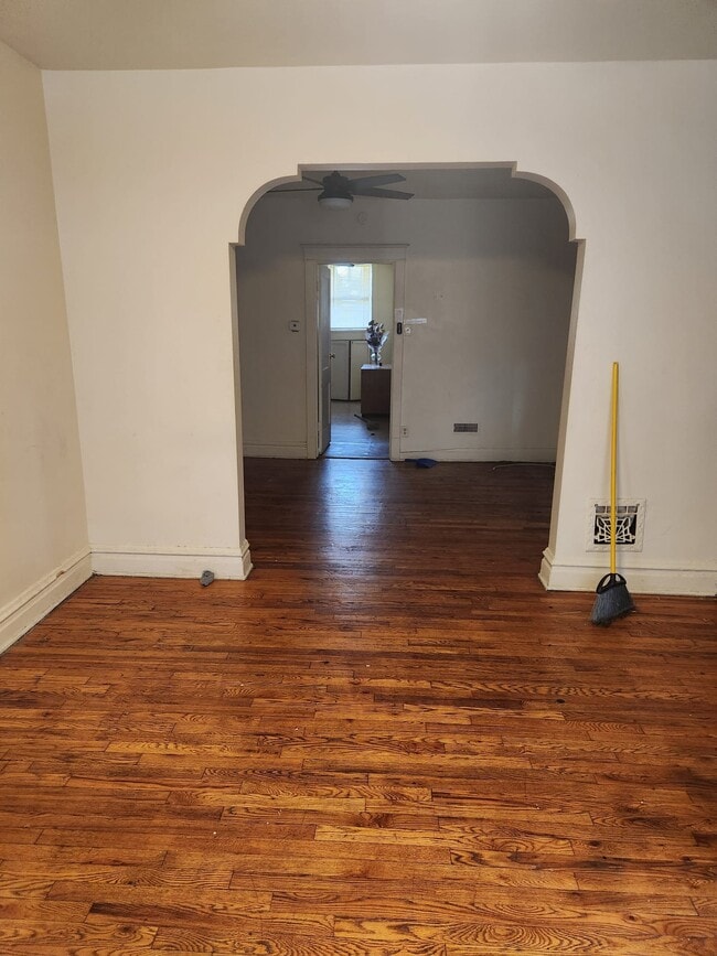 Building Photo - 8687-8689-8689 Oriole Ave