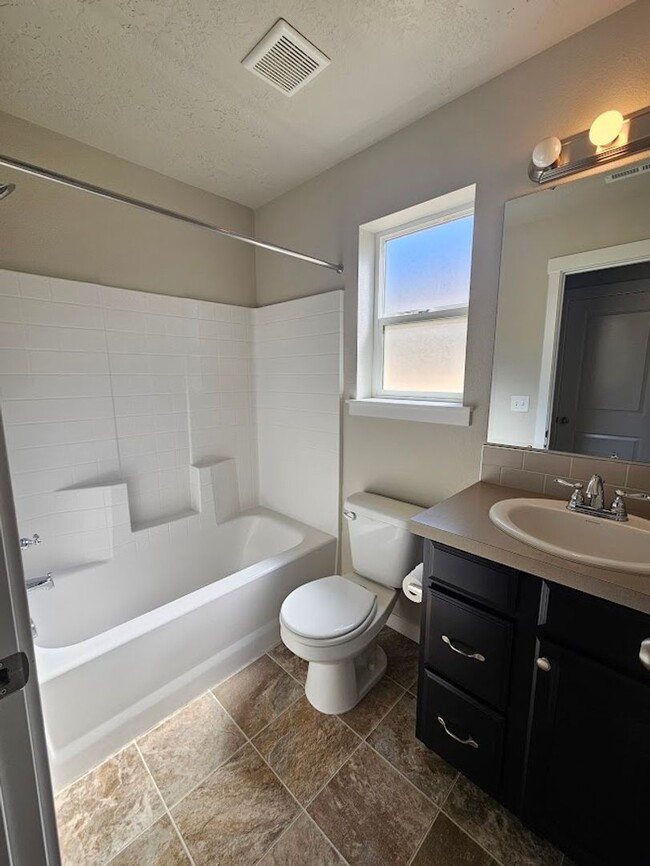 Building Photo - 3 Bedroom 2 Bath Home in Nampa