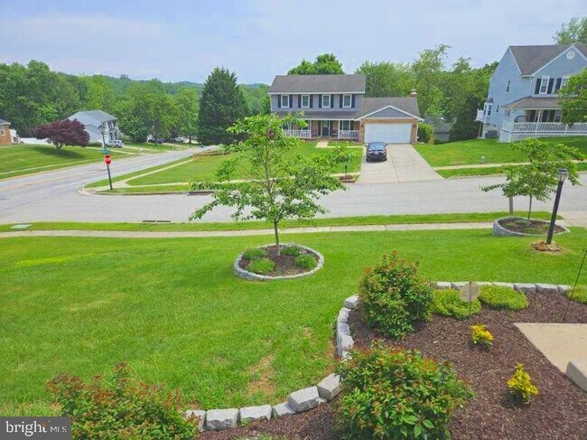 Building Photo - 911 Hedgerow Ct