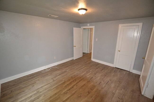 Building Photo - Updated, 3 bedroom, 2 bath home on treed lot in coveted Brownsfield Community