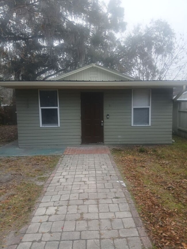 Building Photo - Cozy 1BR Home with Spacious Front Patio, Ample Parking, and Private Backyard in Zephyrhills!