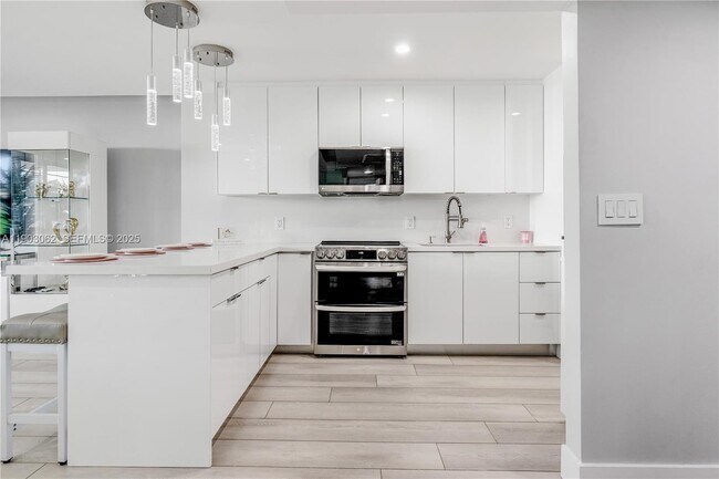 Building Photo - 100 Lincoln Rd