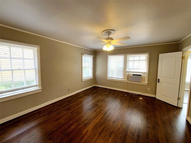 Building Photo - 5920 La Vista Dr
