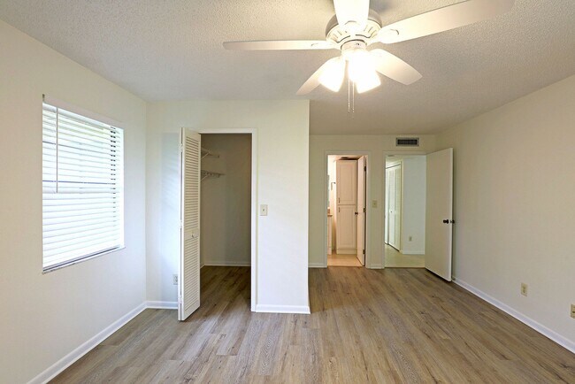 Building Photo - 6120 Whiskey Creek Dr