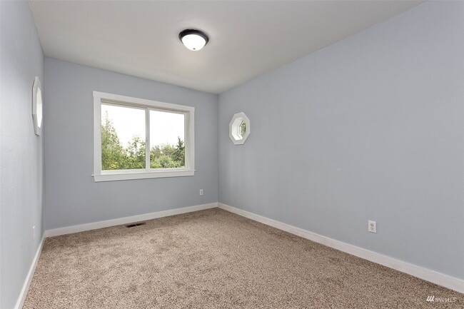 Building Photo - 31 E Peyton Pl