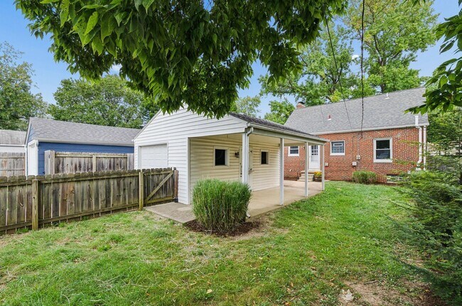 Building Photo - 557 E Royal Forest Blvd