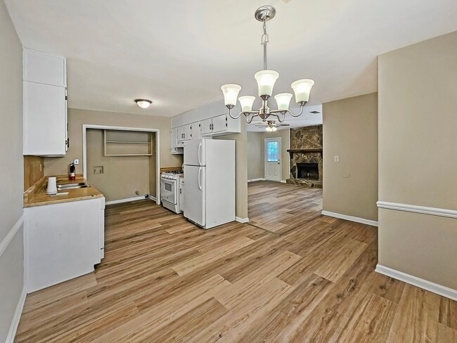 Building Photo - Recently Updated 2/2.5 Flat in Duplex Building