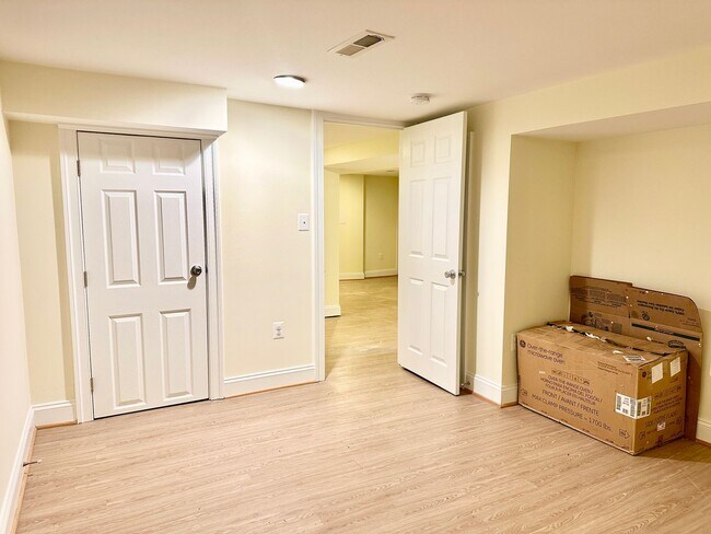 Building Photo - Detached 4 bed 3 bath. Pets Welcome!