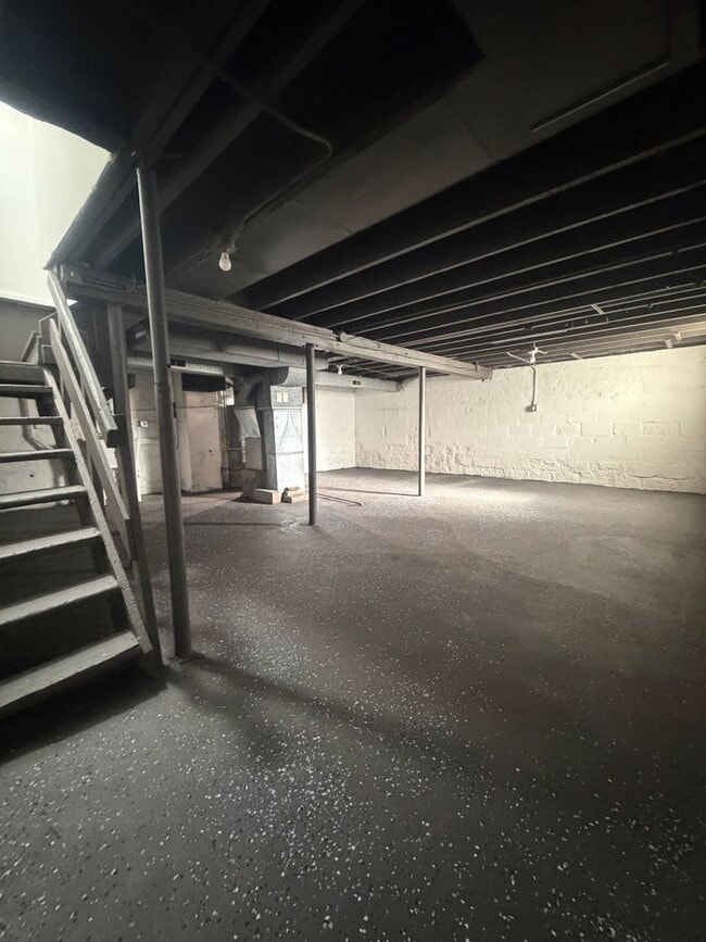 Building Photo - Nice and spacious 3 Bedroom 1 Bath House in Calumet City, IL MUST SEE