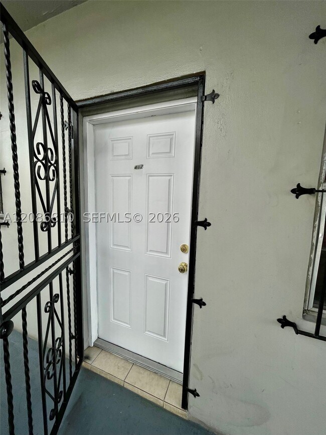 Building Photo - 1035 W 77th St