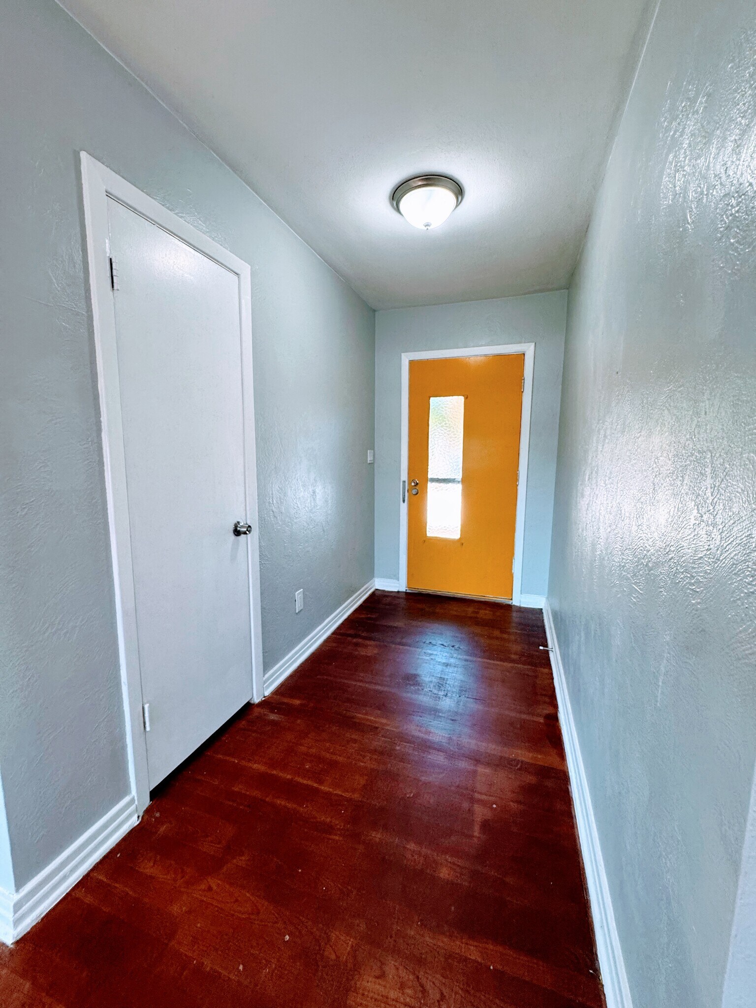 Front door and closet - 747 Moravon Ave