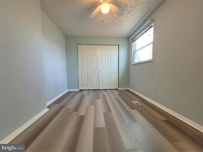 Building Photo - 8072 Grandview Ct