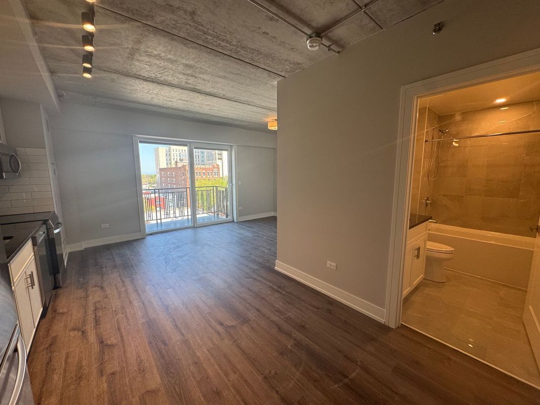 Building Photo - 952 W Carmen Ave