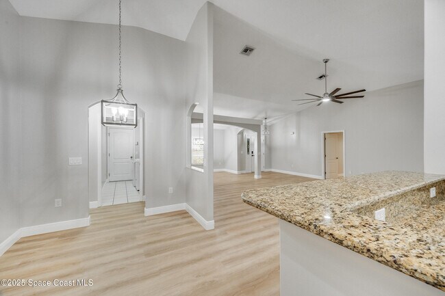 Building Photo - 187 Pinta Cir