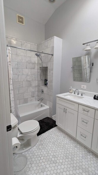 Upstairs Bathroom - 1823-2 N Clybourn Ave