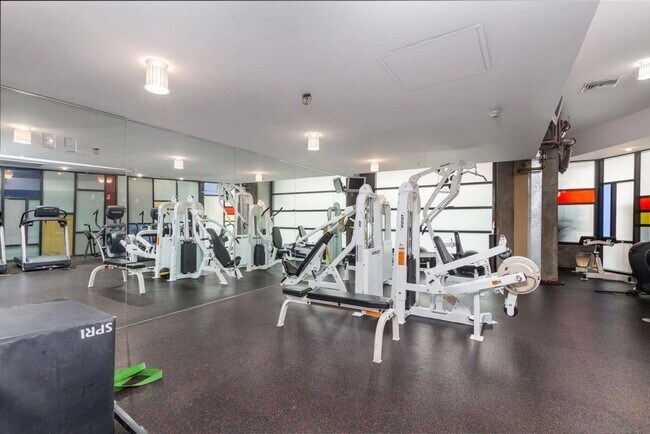 Building Photo - SD: Modern 1BR/2BA Condo with 2 Parking Spaces in Downtown San Diego!