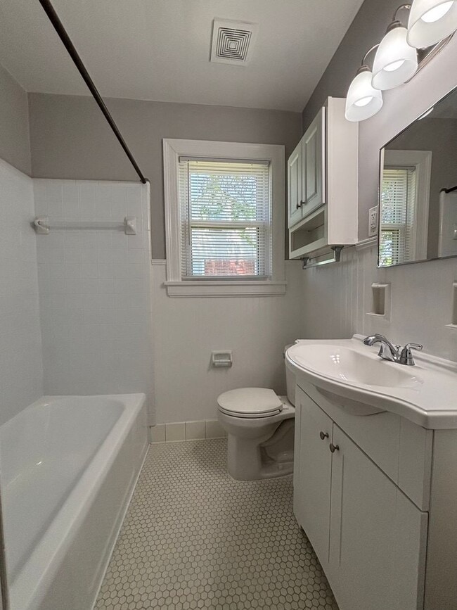 Building Photo - Beautiful Donelson Home!