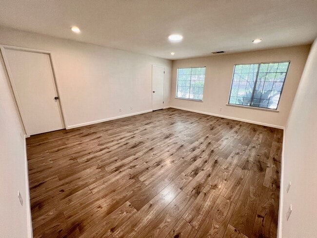 Building Photo - $2,300 Peach & Kings Canyon, 3 Bedroom - S...