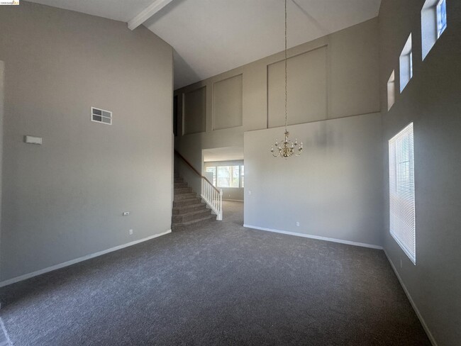 Building Photo - 5575 Sunview Ct