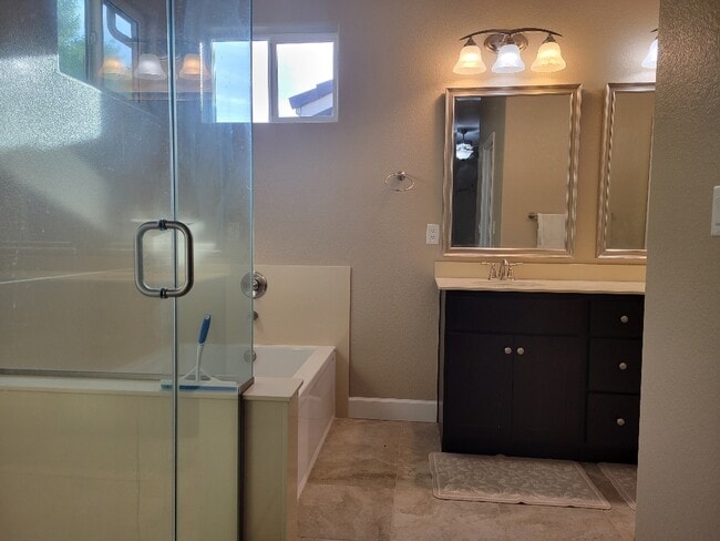 Building Photo - 1618 Oak St