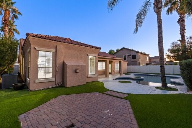 Building Photo - Gorgeous Everything you Need 4Bedroom plus Den Chandler Home!