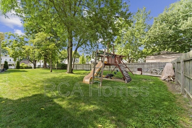Building Photo - 1321 N Beville Ave