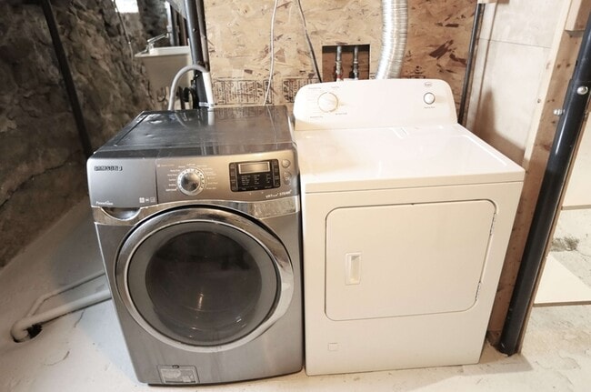 Building Photo - 639 Curve St SW