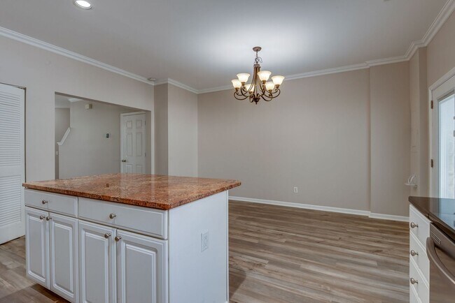 Building Photo - Beautiful Lenox Village Townhome!