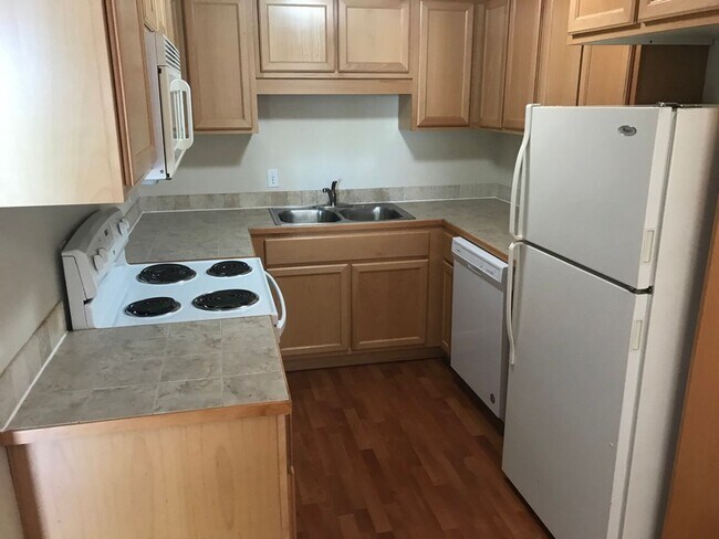 Building Photo - 1 bed 1 bath upstairs apartment near downt...