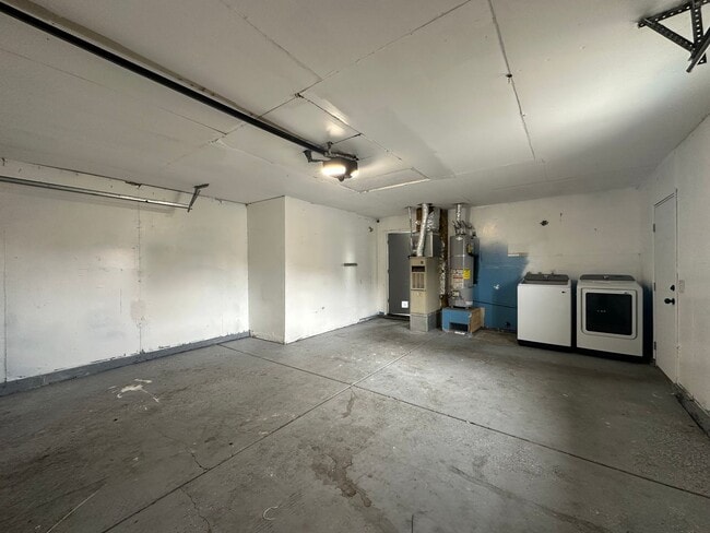 Building Photo - Four Bedroom