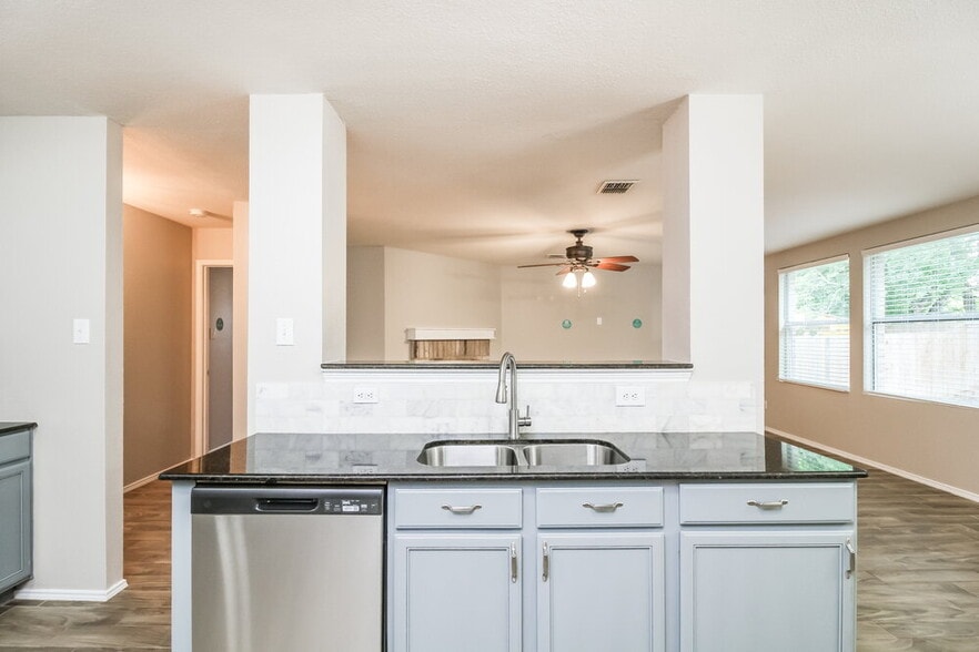 Building Photo - 2033 Shawnee Trail