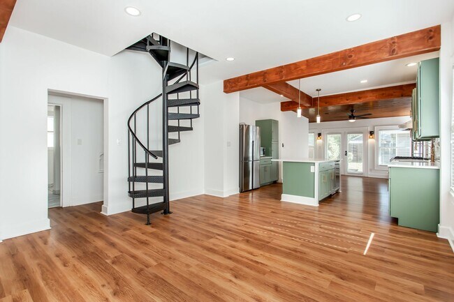 Building Photo - Beautiful Craftsman Style in Junius Heights!