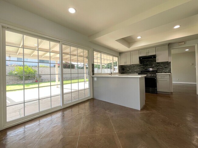 Building Photo - Live in Style in the Heart of Camarillo!