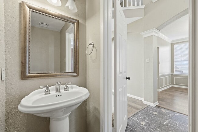 Building Photo - 6734 Flowermound Dr