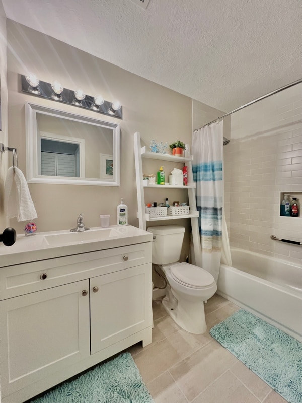 Building Photo - 4215 E Bay Dr