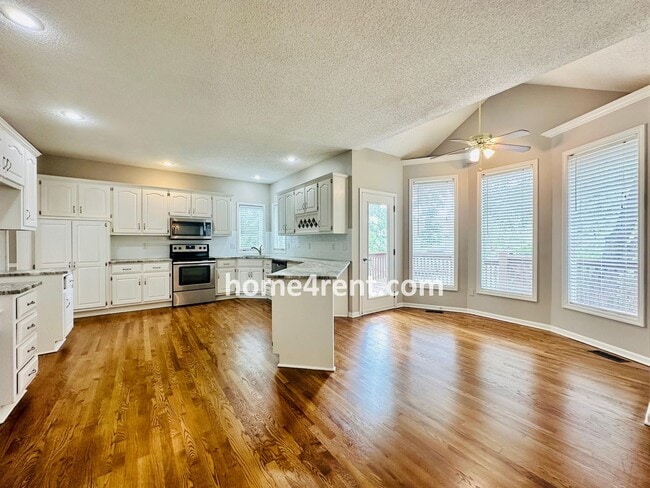 Building Photo - Beautifully Renovated Home in Olathe with a Finished Basement!