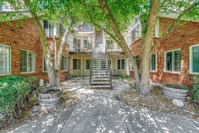 Building Photo - ** MOVE IN SPECIAL** Don't Miss This 1Bed/...