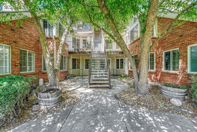 Building Photo - ****MOVE IN SPECIAL**: Move in before Octo...