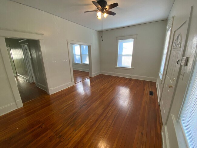 Building Photo - Spacious Duplex Unit Near Duke and Downtown / All Appliances and Fenced Backyard