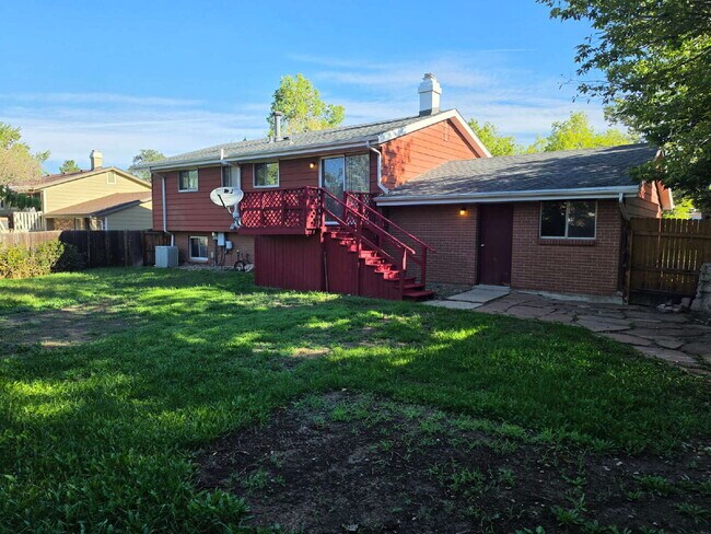 Building Photo - "Charming 3-Bed Retreat with Finished Basement & Cozy Fireplace in Aurora!"